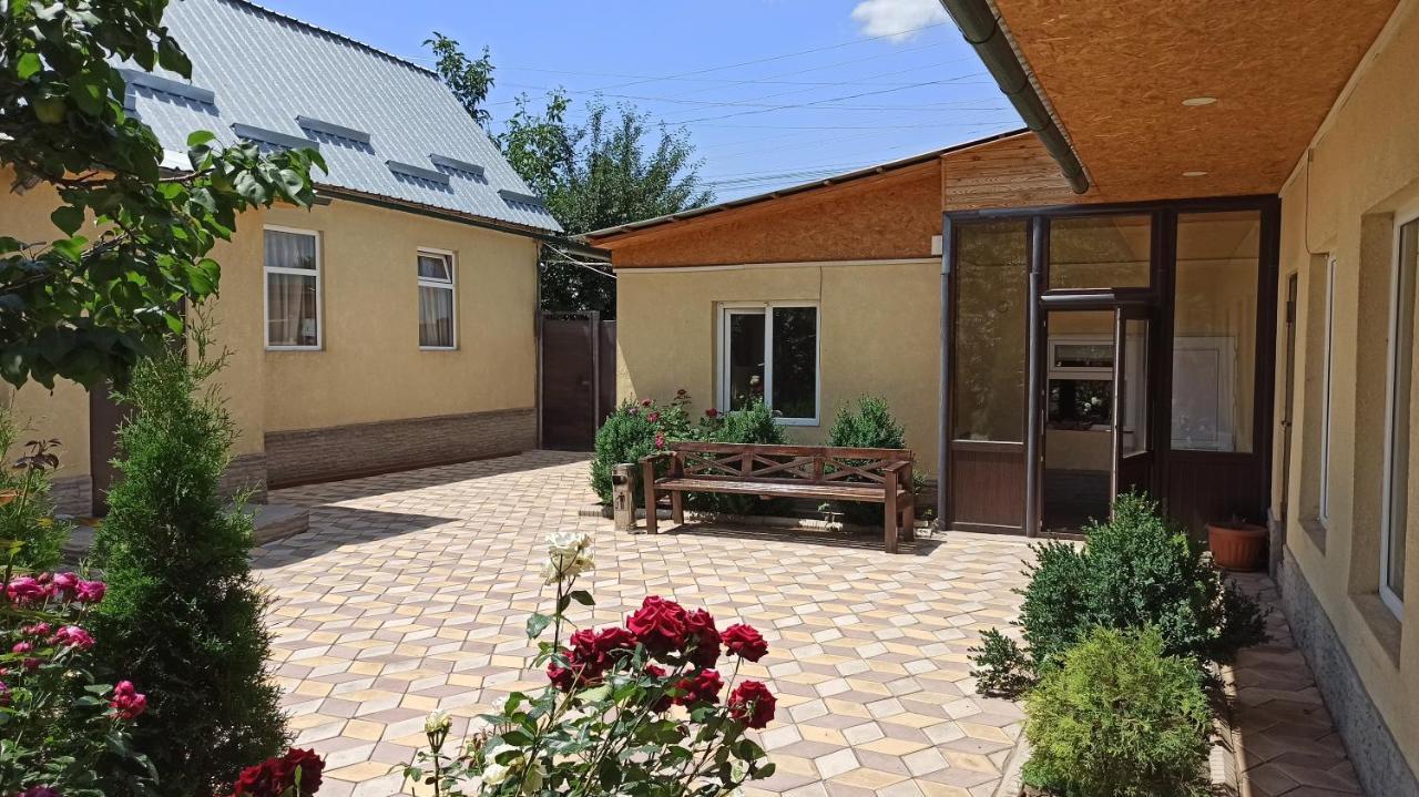Evergreen Guesthouse Karakol Eksteriør bilde